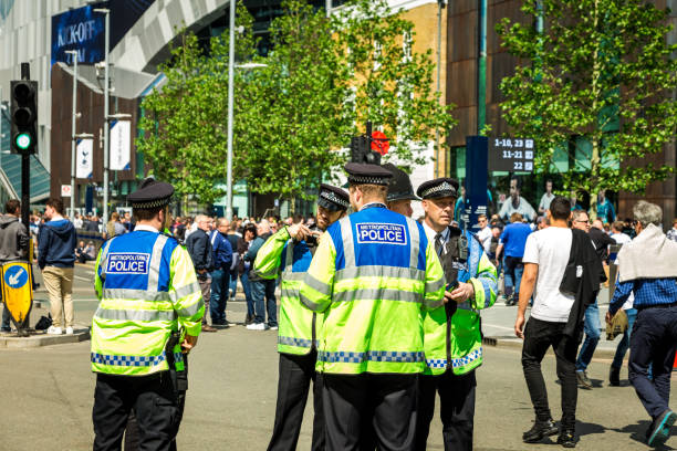 metropolitan police outside new tottenham hotspur stadium am spieltag, london, uk - football police officer crowd stock-fotos und bilder