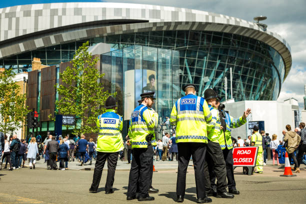 police métropolitaine à l’extérieur du nouveau stade tottenham hotspur le jour du match, londres, royaume-uni - football police officer crowd photos et images de collection