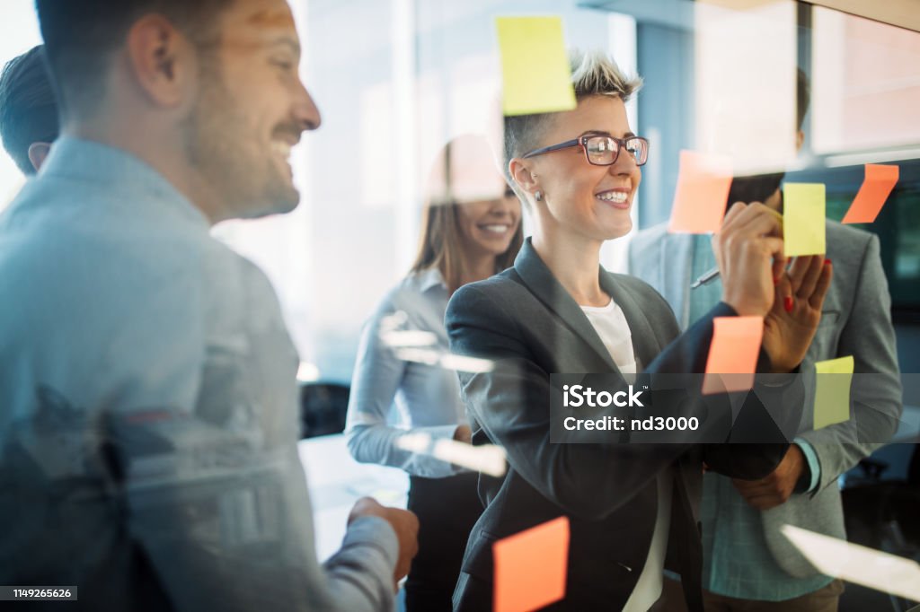 Geschäftsleute planen gemeinsam Strategie im Büro - Lizenzfrei Werkstatt Stock-Foto