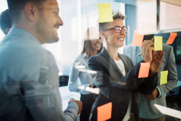 los empresarios que planean la estrategia en la oficina juntos - meeting designer architect office fotografías e imágenes de stock