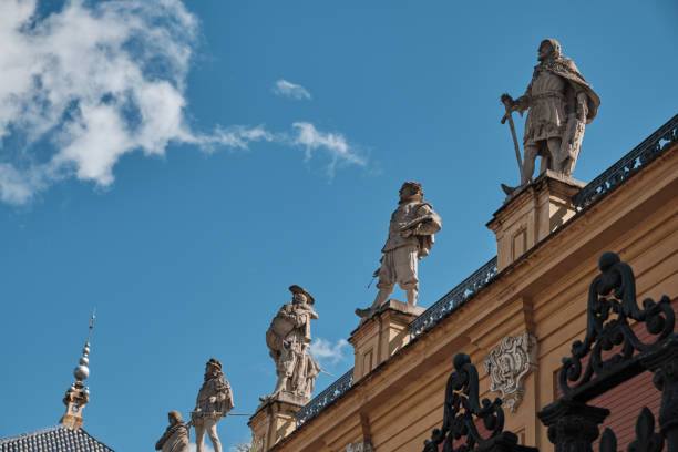 lope de vega teatro siviglia spagna statua sul vecchio edificio in una copia del corpo giorno di sole - spazio negativo - seville spanish culture spain town square foto e immagini stock