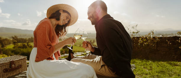 romantisch paartijd doorbrengen samen op een datum - drinking wine stockfoto's en -beelden