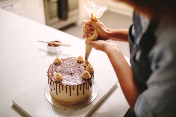 シェフの装飾ケーキクリーム - cake women confectioner photography ストックフォトと画像