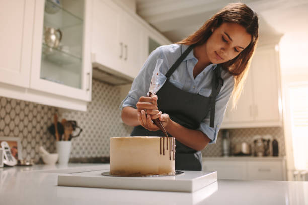 ケーキを作るペストリーシェフ - cake women confectioner photography ストックフォトと画像