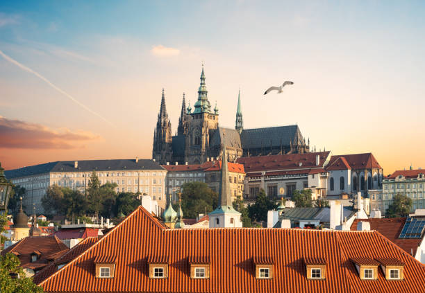 blick auf die prager burg - vltava river stock-fotos und bilder