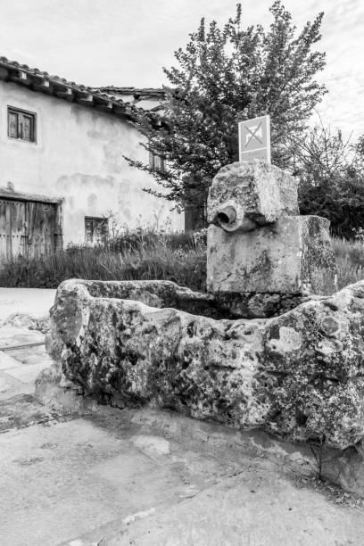 vecchia fontana d'acqua spagnola a barrios de colina - st james way foto e immagini stock