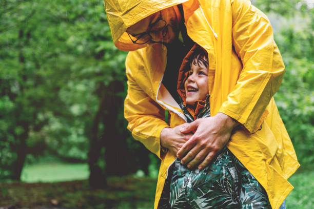 Ottimo momento nella giornata piovosa con mio padre - foto stock