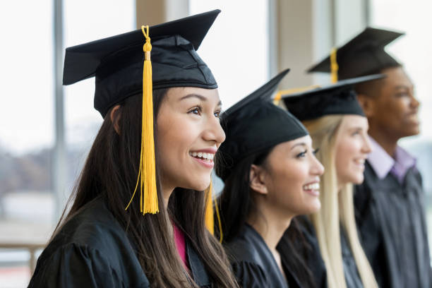 dzień ukończenia studiów dla grupy wieloetnicznej - high school student graduation education friendship zdjęcia i obrazy z banku zdjęć