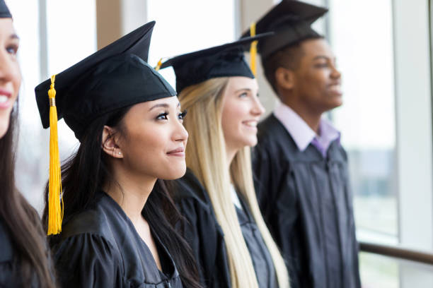 zróżnicowane nastolatki czekają na tzw. - high school student graduation education friendship zdjęcia i obrazy z banku zdjęć