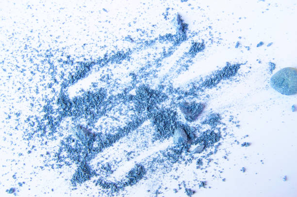 синие или серые тени для век, разбросанные крошки на белом фоне - baby human eye blue toned image стоковые фото и изображения