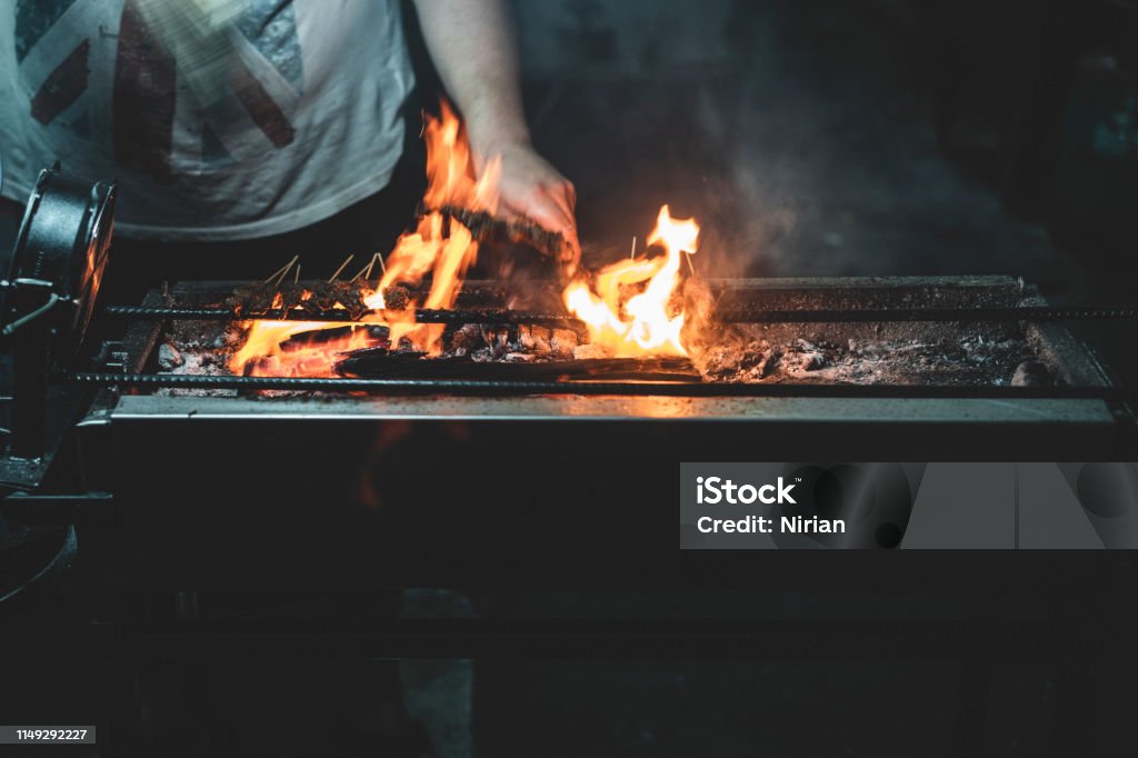 Fuego en la barbacoa - Foto de stock de Parrillera libre de derechos