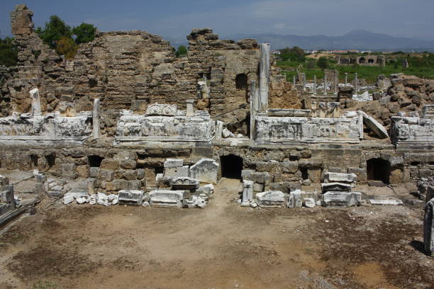 Ruinen der antiken Stadt in Side.  Bild des alten Amphitheaters. – Foto