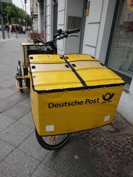 allemand deutsche post vélo jaune - messenger deutsche post ag package germany photos et images de collection