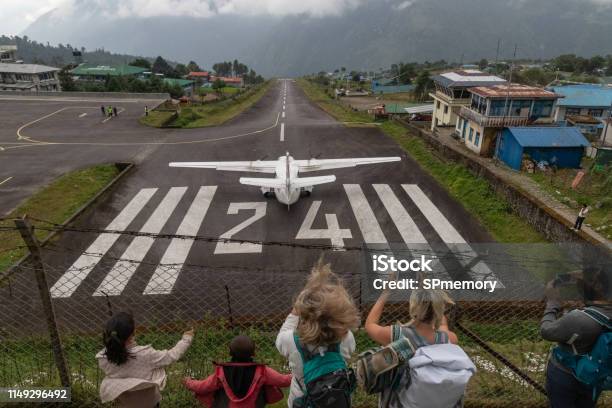 Lukla Repülőtér Vagy Tenzing Hillary Repülőtér A Legveszélyesebb Repülőtér A Világon Lukla Nepál témájú stock fotó – Kép letöltése most