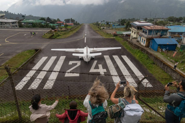 lukla lotnisko lub tenzing hillary airport najbardziej niebezpieczne lotnisko na świecie w lukla, nepal - lukla zdjęcia i obrazy z banku zdjęć