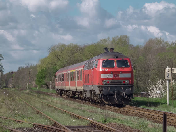 treno regionale della deutsche bahn in sassonia-anhalt - diesel locomotive foto e immagini stock