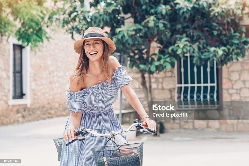 ผู้หญิงยิ้มกับจักรยานบนถนนในเมือง - ไม่มีค่าลิขสิทธิ์ ผู้หญิง - เพศหญิง ภาพสต็อก