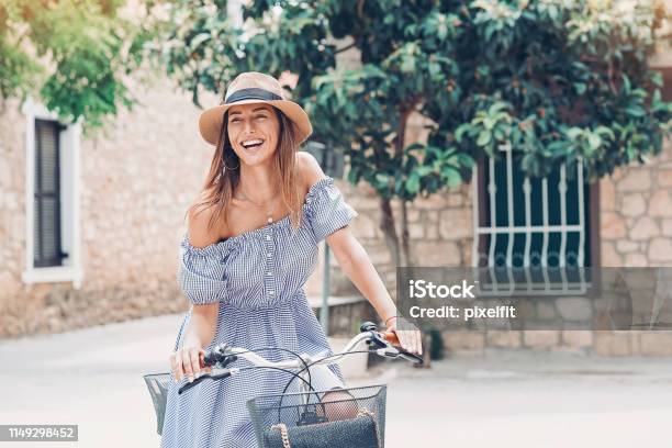 ผู้หญิงยิ้มกับจักรยานบนถนนในเมือง ภาพสต็อก - ดาวน์โหลดรูปภาพตอนนี้ - ผู้หญิง - เพศหญิง, ฤดูร้อน, ผู้หญิงคนเดียวเท่านั้น - ผู้หญิงเท่านั้น