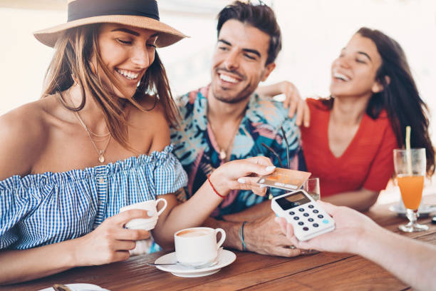 el pago con tarjeta de crédito contactless en el bar - couple outdoors coffee friendship fotografías e imágenes de stock