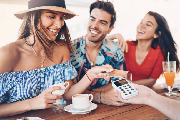 zbliżeniowa płatność kartą kredytową w barze - couple outdoors coffee friendship zdjęcia i obrazy z banku zdjęć