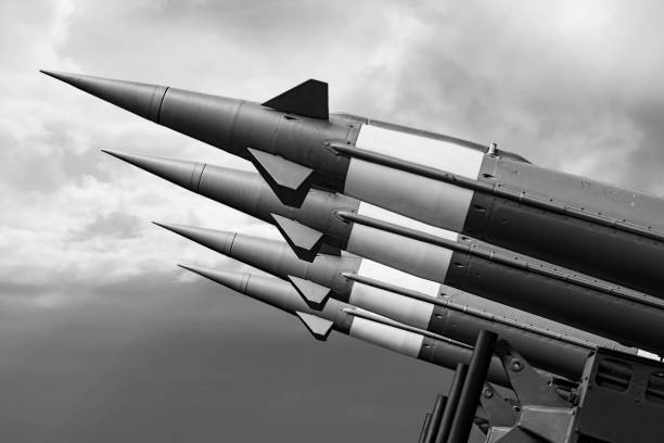 balista cohetes guerra fondo. misiles nucleares con cabeza de guerra dirigidos a cielo sombrío. - arma nuclear fotografías e imágenes de stock