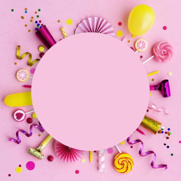розовый день рождения плоский фон лежал - balloon birthday confetti streamer стоковые фото и изображения