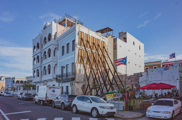 casas con refuerzos en el viejo san juan - hurricane caribbean house storm fotografías e imágenes de stock