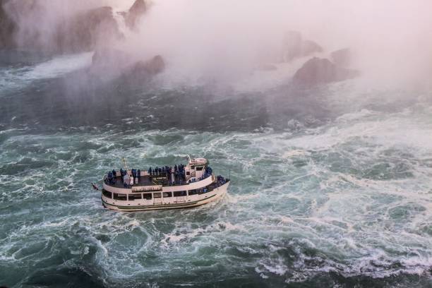 vista do barco do turista em ondas rumbling de niagara falls. belos fundos. conceito do tourism. - rumbling - fotografias e filmes do acervo
