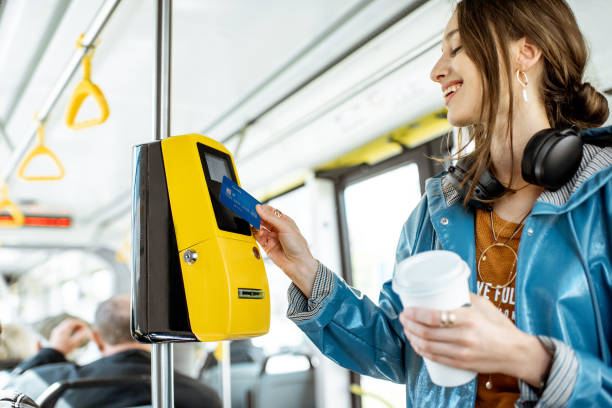 femme payant avec la carte pour le tarnsport public - bus inside of people train photos et images de collection