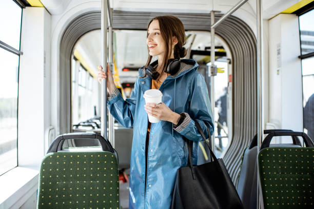 대 중 교통을 이용한 여성 승객 - bus commuter passenger mobile phone 뉴스 사진 이미지