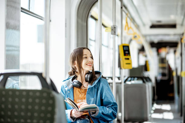 대 중 교통을 이용한 여성 승객 - bus commuter passenger mobile phone 뉴스 사진 이미지