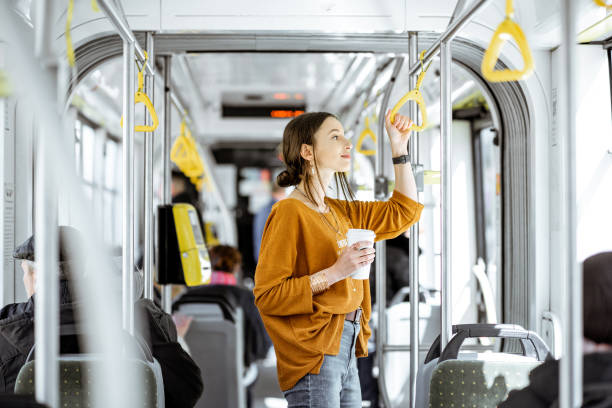 passager féminin utilisant les transports publics - bus inside of people train photos et images de collection