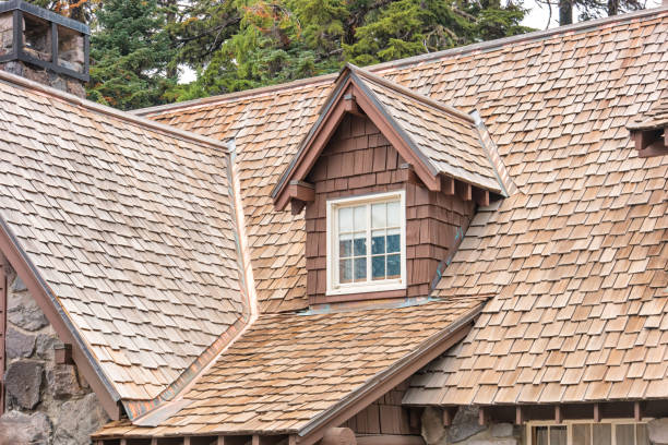 jendela dormer gable dan atap kayu yang tersengsut - roof wood potret stok, foto, & gambar bebas royalti
