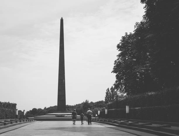 A black and white picture of the Tomb of the Unknown Soldier, in Kiev.
