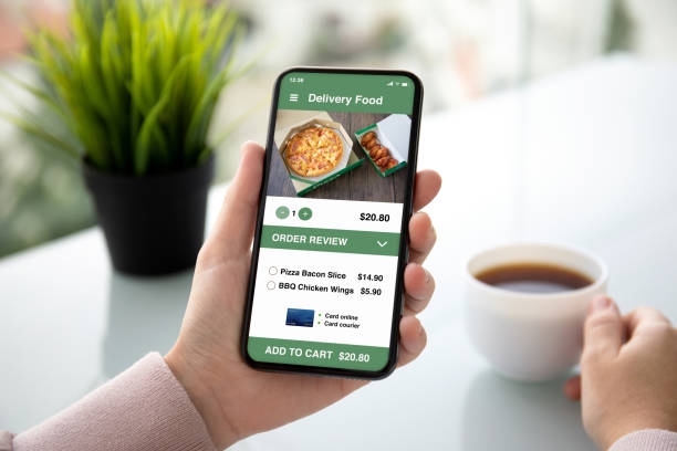 kobiece ręce trzymające telefon z jedzeniem dostawy aplikacji na ekranie - pizza one person service human hand zdjęcia i obrazy z banku zdjęć