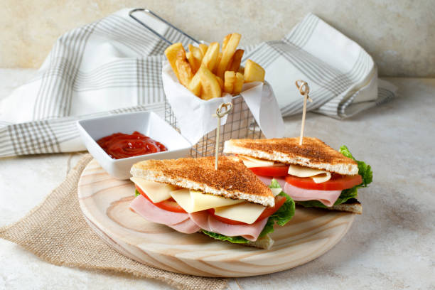 sandwich vegetale con prosciutto, patatine fritte e ketchup - mozzarella tomato sandwich picnic foto e immagini stock