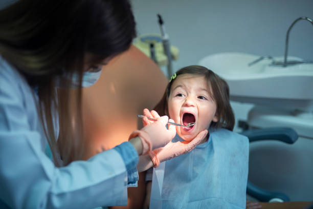 belle fille mignonne au dentiste - dentists chair chair dentist office stomatology photos et images de collection