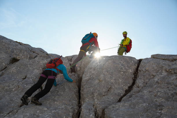 정상에가는 길에 등산의 그룹 - climbing mountain climbing rock climbing moving up 뉴스 사진 이미지