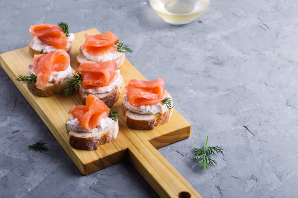 aperitivo con pate de salmón y salmón ahumado sobre tabla de madera, snack-plato - cheese still life tray french cuisine fotografías e imágenes de stock