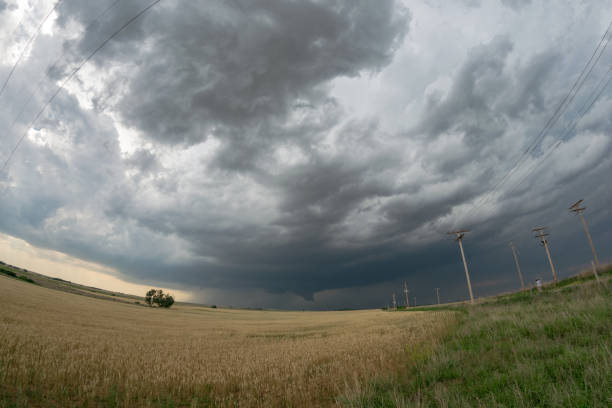 vista de gran angular de una supercélula tornádicas sobre las llanuras del noroeste de oklahoma - environmental damage tornado oklahoma storm fotografías e imágenes de stock