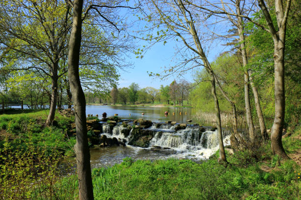 schöner wasserfall in der landschaft von hever - hever stock-fotos und bilder