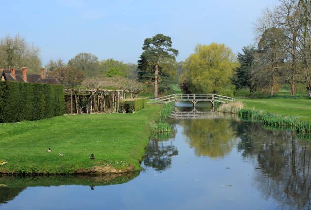 piccolo ponte di legno su un fiume a hever - hever foto e immagini stock