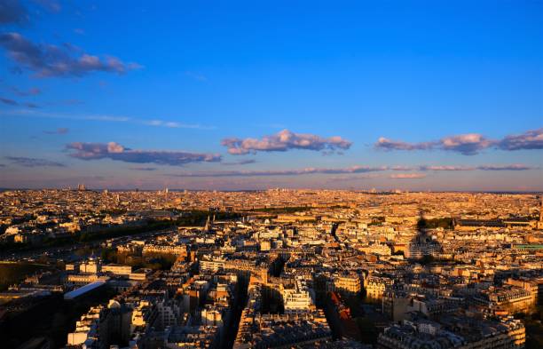 paris frankreich landschaftsbild blick auf die stadt von den beiden aussichtsplattformen des eiffelturms kurz vor und während des sonnenuntergangs - paris france roof apartment aerial view stock-fotos und bilder