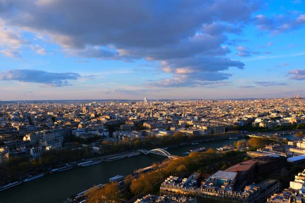 paris frankreich landschaftsbild blick auf die stadt von den beiden aussichtsplattformen des eiffelturms kurz vor und während des sonnenuntergangs - paris france roof apartment aerial view stock-fotos und bilder