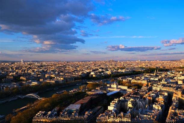 paris frankreich landschaftsbild blick auf die stadt von den beiden aussichtsplattformen des eiffelturms kurz vor und während des sonnenuntergangs - paris france roof apartment aerial view stock-fotos und bilder