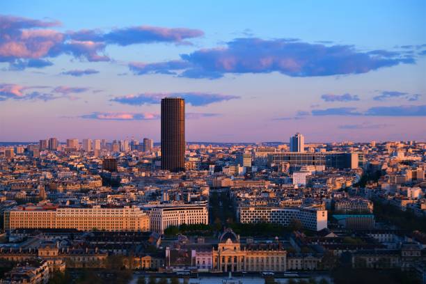 paris frankreich landschaftsbild blick auf die stadt von den beiden aussichtsplattformen des eiffelturms kurz vor und während des sonnenuntergangs - paris france roof apartment aerial view stock-fotos und bilder