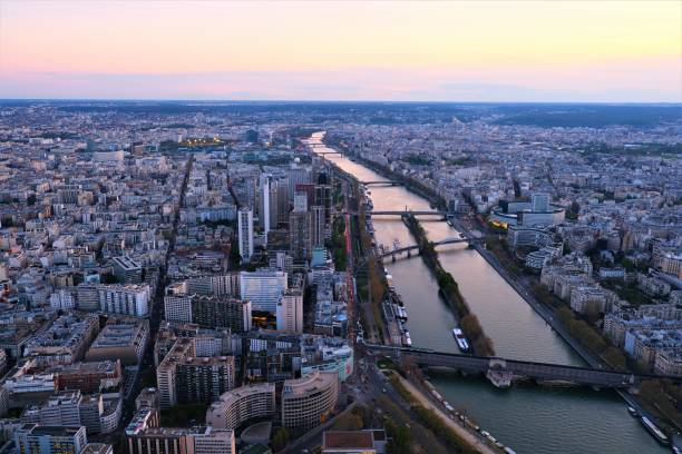 paris frankreich landschaftsbild blick auf die stadt von den beiden aussichtsplattformen des eiffelturms kurz vor und während des sonnenuntergangs - paris france roof apartment aerial view stock-fotos und bilder