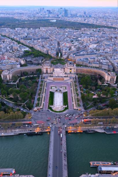 paris frankreich landschaftsbild blick auf die stadt von den beiden aussichtsplattformen des eiffelturms kurz vor und während des sonnenuntergangs - paris france roof apartment aerial view stock-fotos und bilder