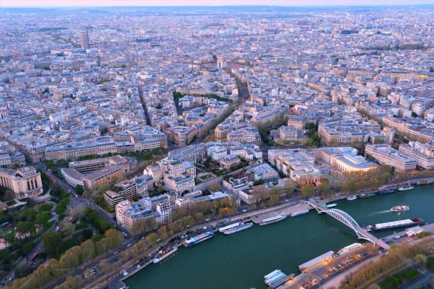 paris frankreich landschaftsbild blick auf die stadt von den beiden aussichtsplattformen des eiffelturms kurz vor und während des sonnenuntergangs - paris france roof apartment aerial view stock-fotos und bilder