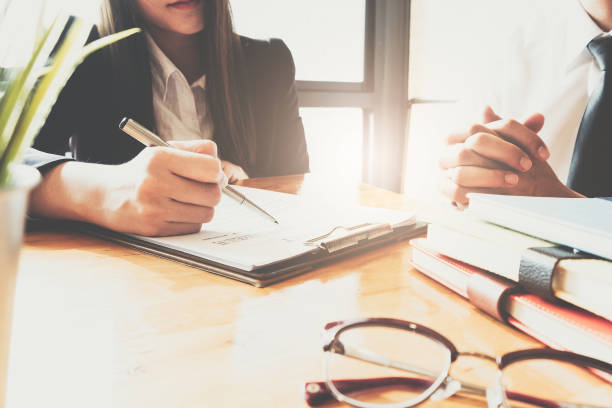 Experimental or interviewing hr are asking psychological questions with job seekers.